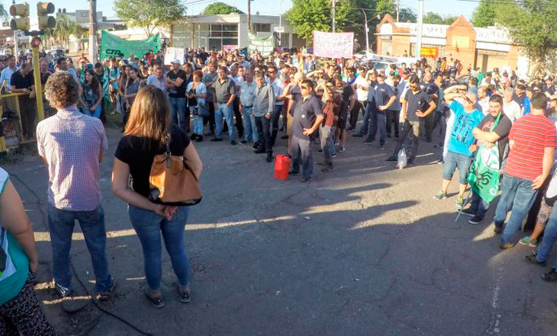 Despidos en fábricas militares: asamblea y presencia de Gendarmería