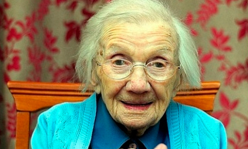 “Evitar a los hombres”, uno de los secretos de longevidad de la mujer más anciana de Escocia