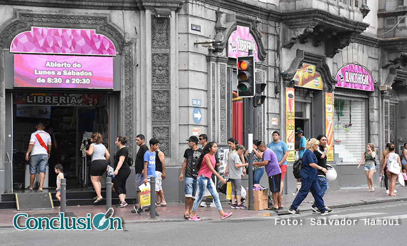 Los comercios abrieron sus puertas y los rosarinos salieron de compras
