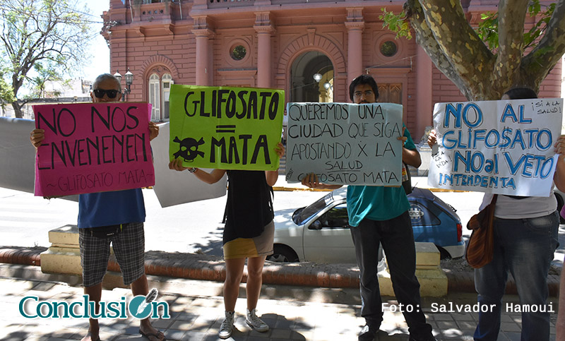 Protesta frente a la Municipalidad contra el uso de Glifosato