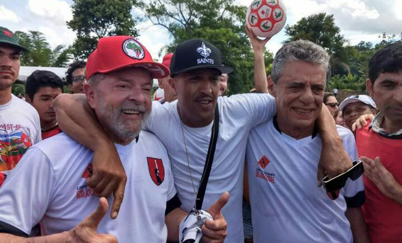 El MST y Chico Buarque homenajearon al ex futbolista Sócrates y respaldaron a Lula