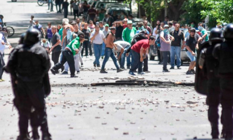 Arde Neuquén en otro intenso día de protestas