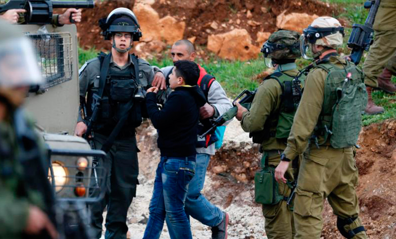 Palestinos chocan con tropas israelíes en Cisjordania en grandes protestas por Jerusalén