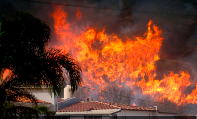 Sigue la lucha por contener incendios en California