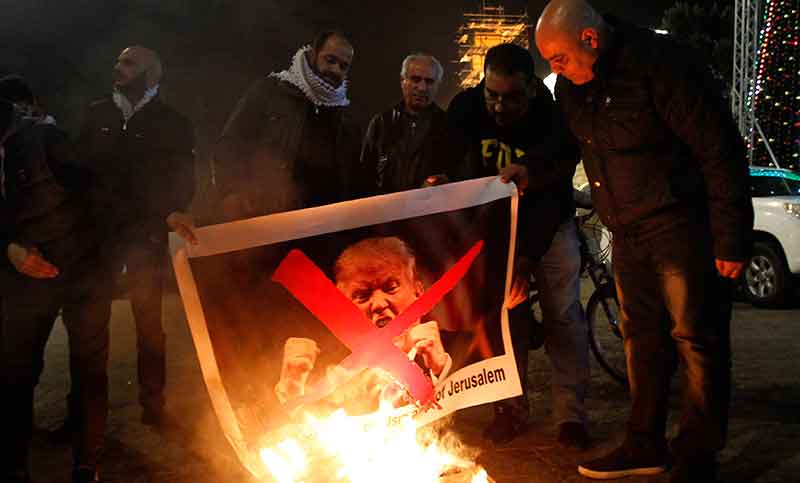 Cientos de manifestantes en Gaza queman fotos de Trump y banderas de EE.UU.