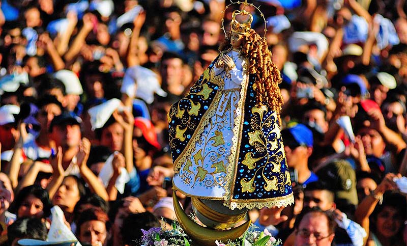 Los peregrinos paraguayos veneran a su Virgen a pesar del tremendo sol