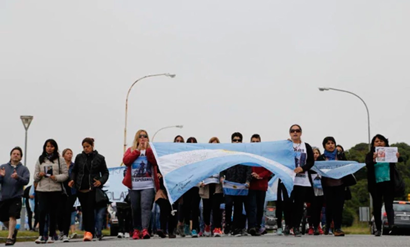 Familiares de tripulantes del ARA San Juan marcharon y reclamaron presencia de Macri