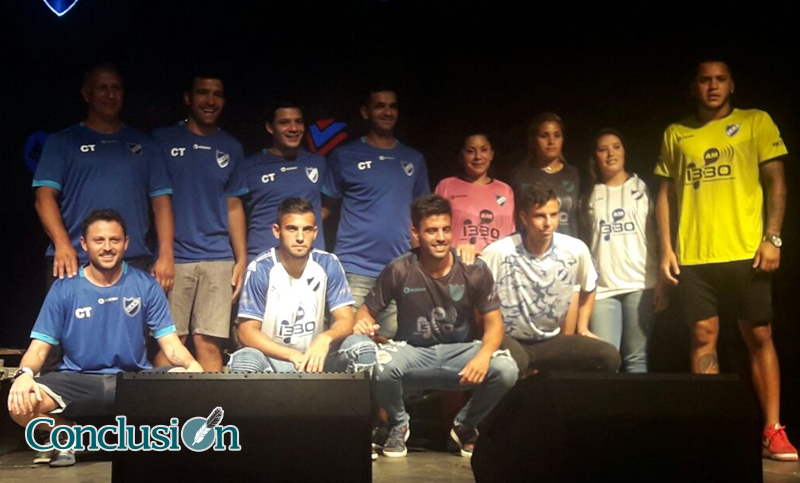 Argentino presentó su nueva camiseta en el Vorterix