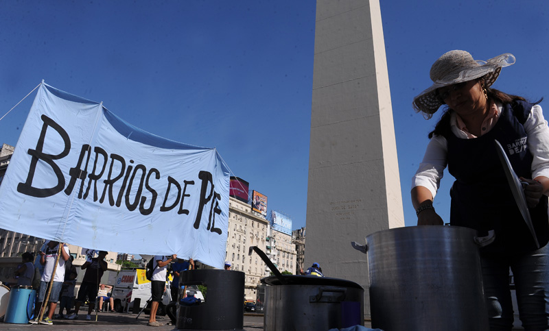En rechazo a la reforma previsional, reciben donaciones para jubilados en el Obelisco