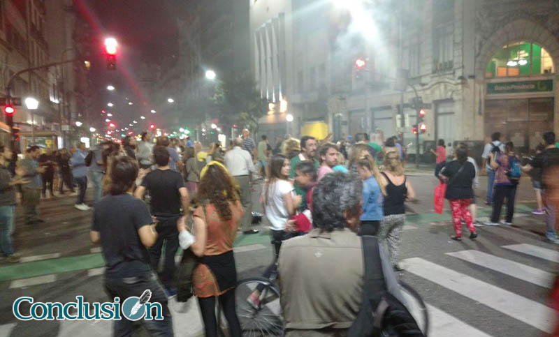 Al grito de «los viejos no se tocan» hubo cacerolazos espontáneos en todo el país