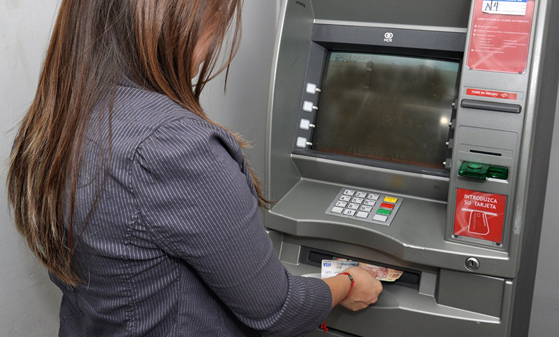 Ordenaron prisión preventiva para una mujer por defraudación con tarjetas de débito