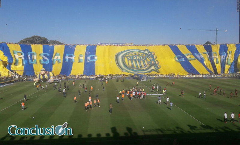 Los hinchas de Central desplegaron una bandera gigante en la previa