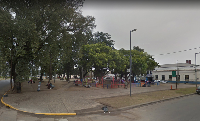 Una nena de tres años estaba sola en una plaza y fue asistida por la policía