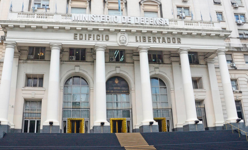 Denuncian nuevos despidos en los ministerios de Defensa y Modernización