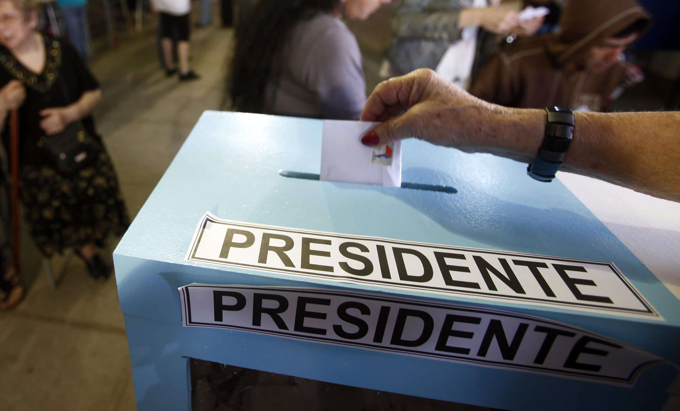 Los chilenos que viven fuera de su país comenzaron a votar en el balotaje
