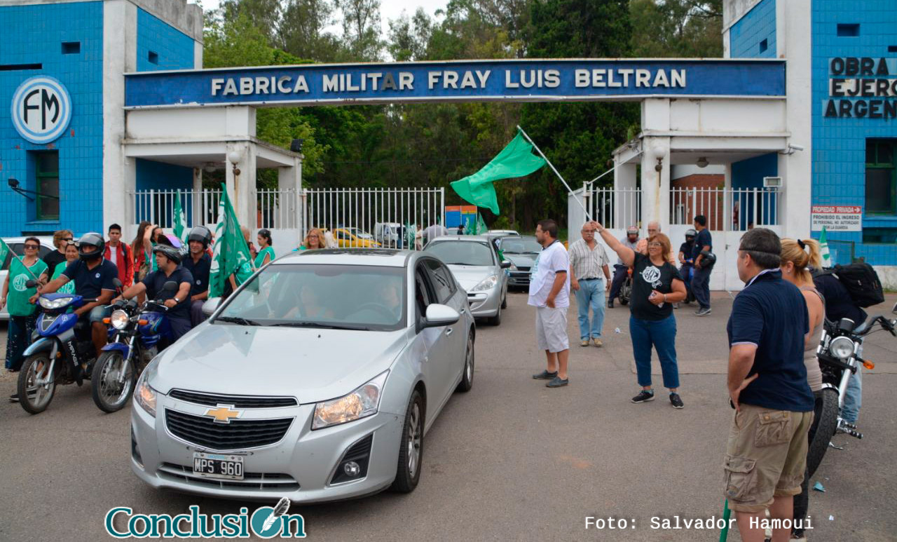 Trabajadores de la Fábrica Militar reclamaron por 35 despidos