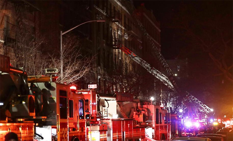 Al menos 12 muertos y heridos graves por «el peor incendio en 25 años» en Nueva York