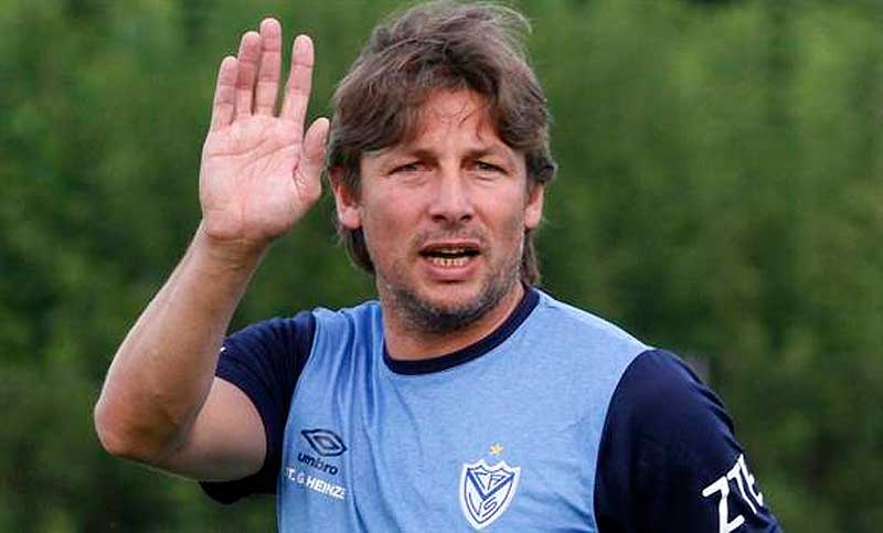 Heinze prohibió la play y restringió el uso de los celulares en Vélez