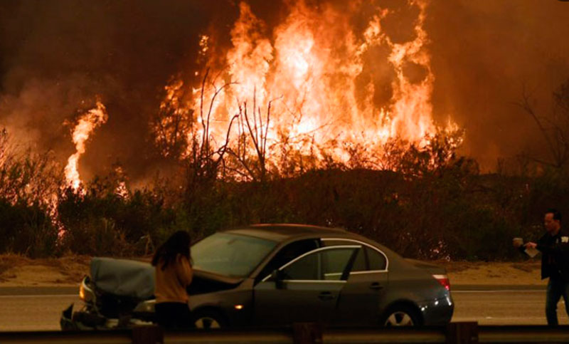 Los californianos tienen que manejar en medio de las llamas