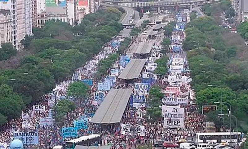 Multitudinaria marcha por la 9 de Julio contra las reformas de Macri