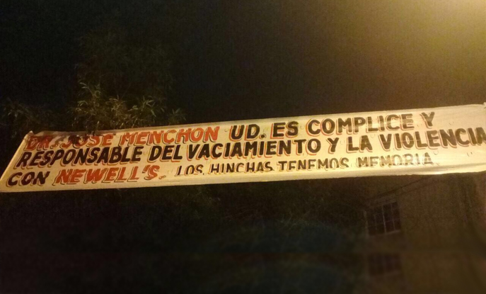 Apareció un pasacalle frente a la casa de José Menchón