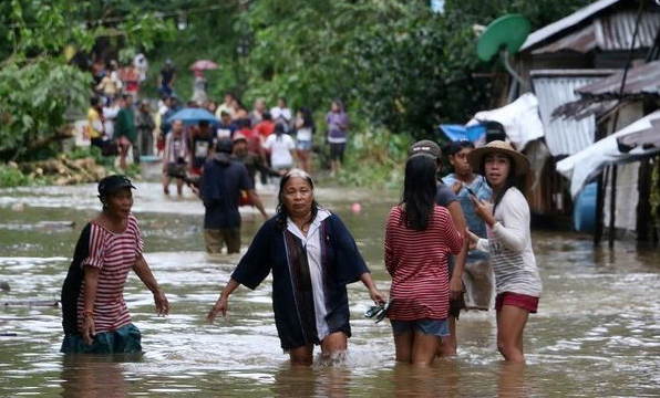 Tres muertos y miles de evacuados por una tormenta tropical en Filipinas