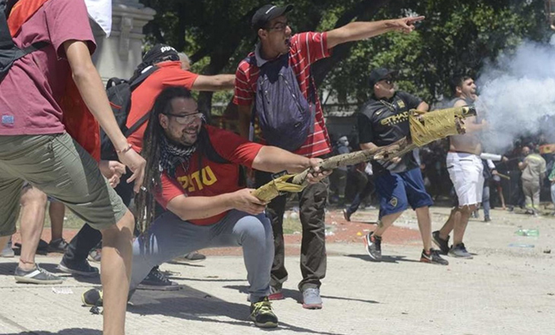 Piden la detención del militante de izquierda que disparó con un arma «casera» contra la policía