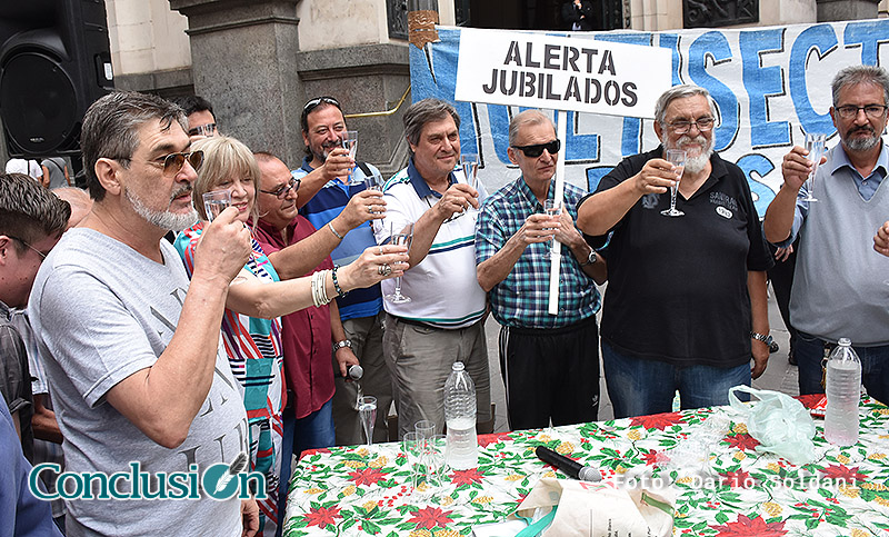 La Multisectorial brindó con agua y dijo «basta de tarifazos»