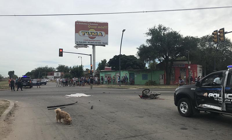 Un patrullero embistió y mató a un joven motociclista en zona oeste