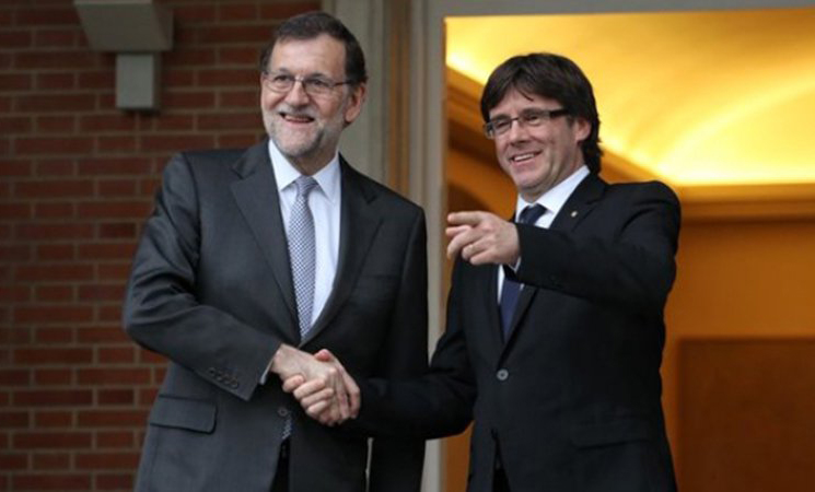 Puigdemont exige a Rajoy restaurar el gobierno catalán cesado