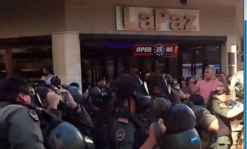 La inesperada reacción de gendarmes y manifestantes en medio del caos en el Congreso