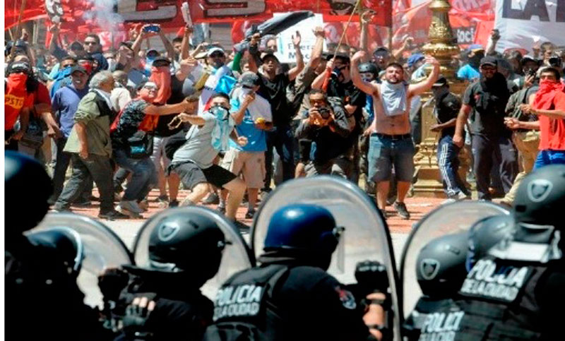 Más de sesenta personas detenidas y varios periodistas heridos tras los incidentes