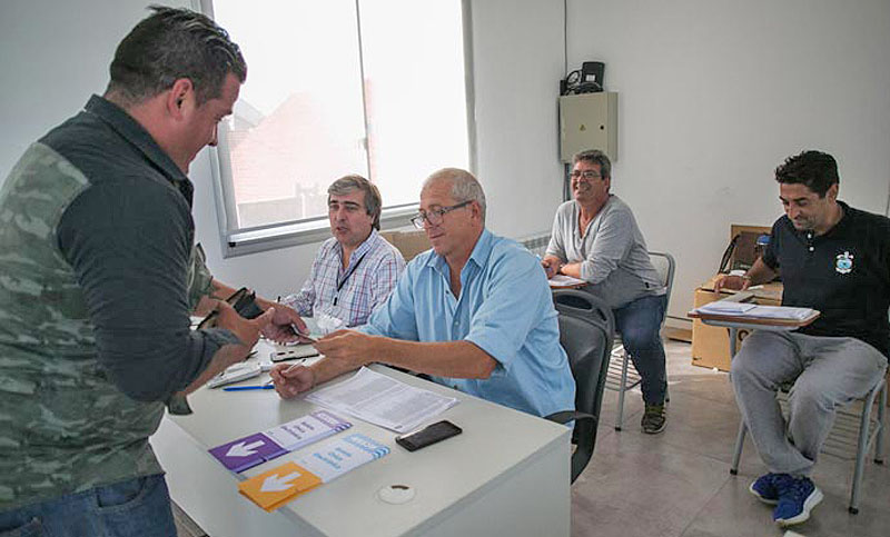 Los obreros marítimos terminan de votar este viernes para elegir su nueva conducción