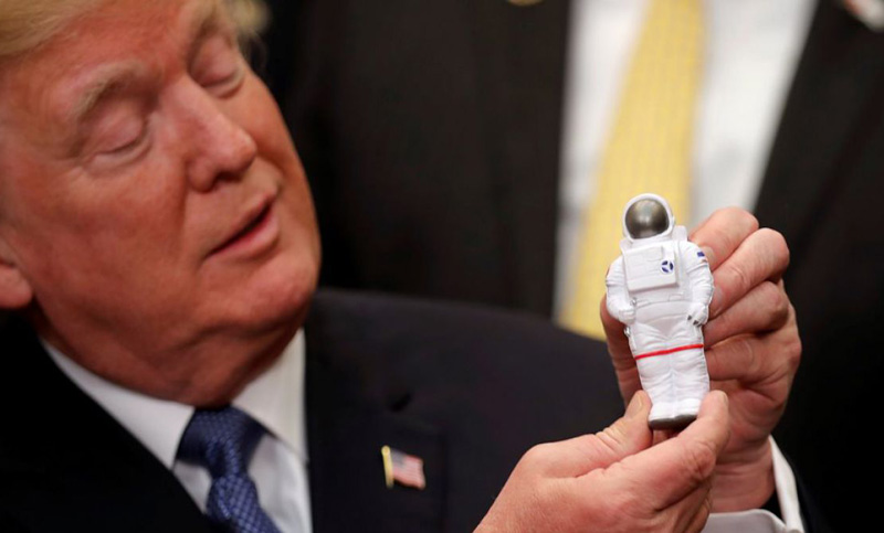 Trump dice que Estados Unidos enviará hombres a la Luna