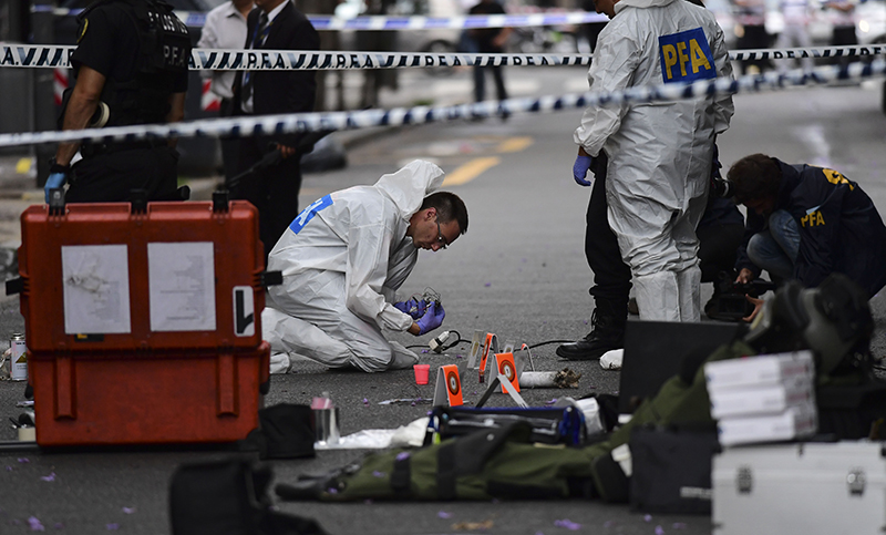 Detonaron dos artefactos de fabricación casera frente al Departamento de Policía