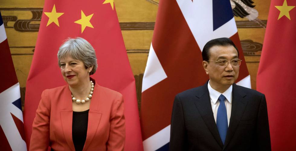 May busca nuevos mercados en China, mientras en Londres amenazan su liderazgo