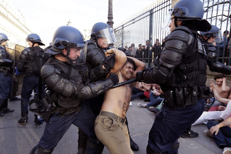 Un hombre fue atacado por policías franceses durante una protesta