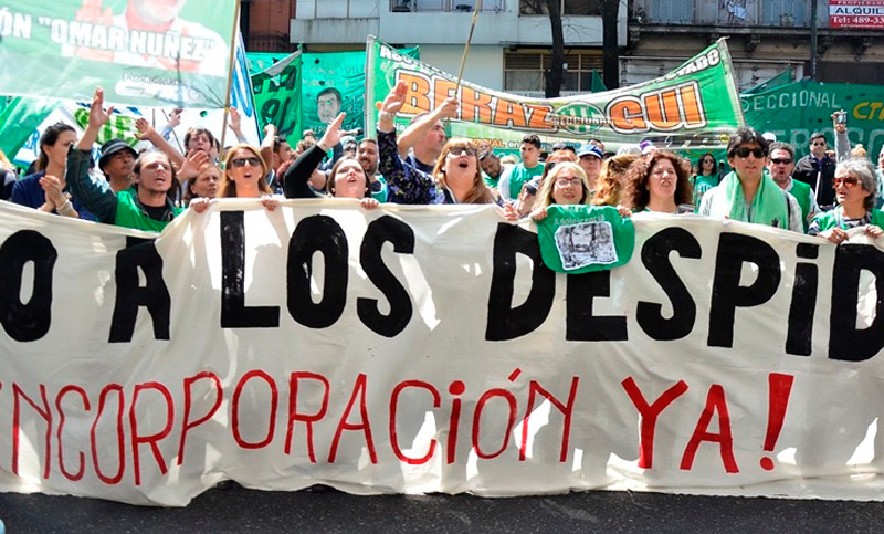 Estatales de La Plata marcharon contra despidos en una dependencia provincial