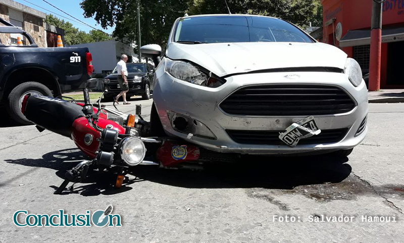 Un auto y una moto chocaron en zona norte sin graves consecuencias