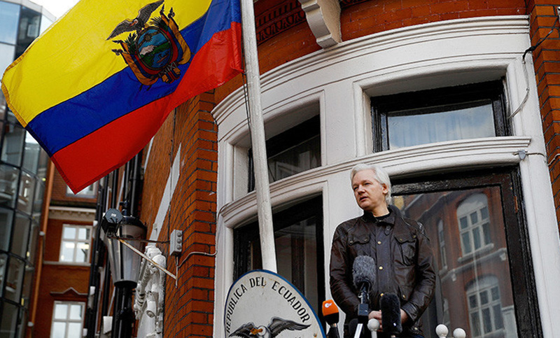 Ecuador nacionaliza a Julian Assange y le concede una cédula de identidad