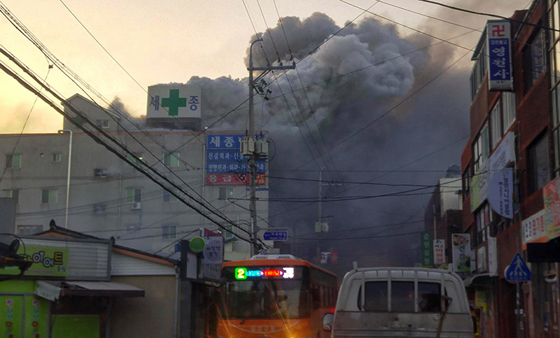 Al menos 37 muertos deja el incendio de un hospital de Corea del Sur