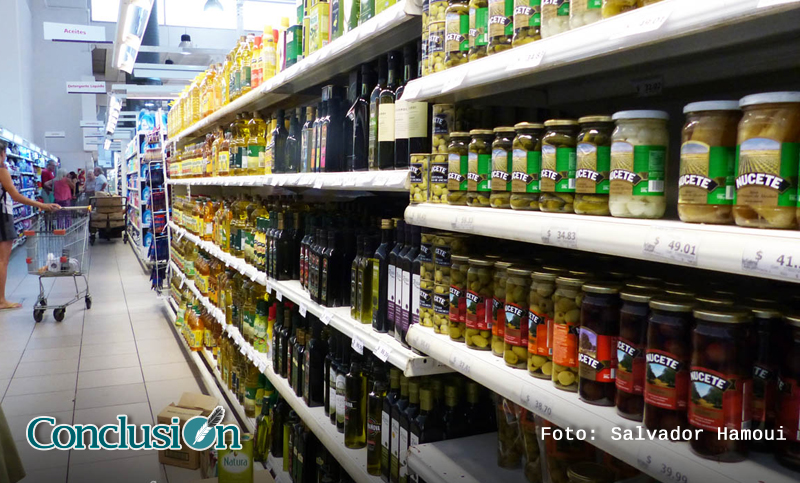 El consumo en supermercados y shoppings cayó casi 4% en julio, según el Indec