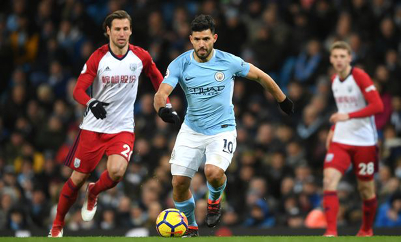 Kun Agüero anotó en la goleada del líder Manchester City