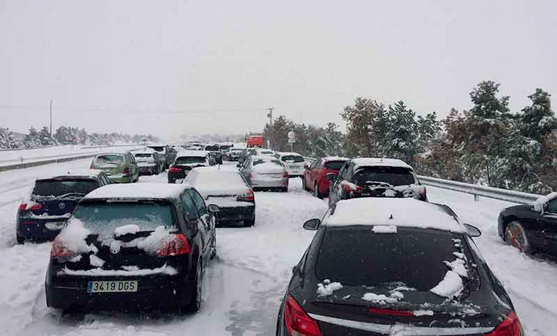 La ola polar llega a España: cientos de automovilistas atascados por la nieve