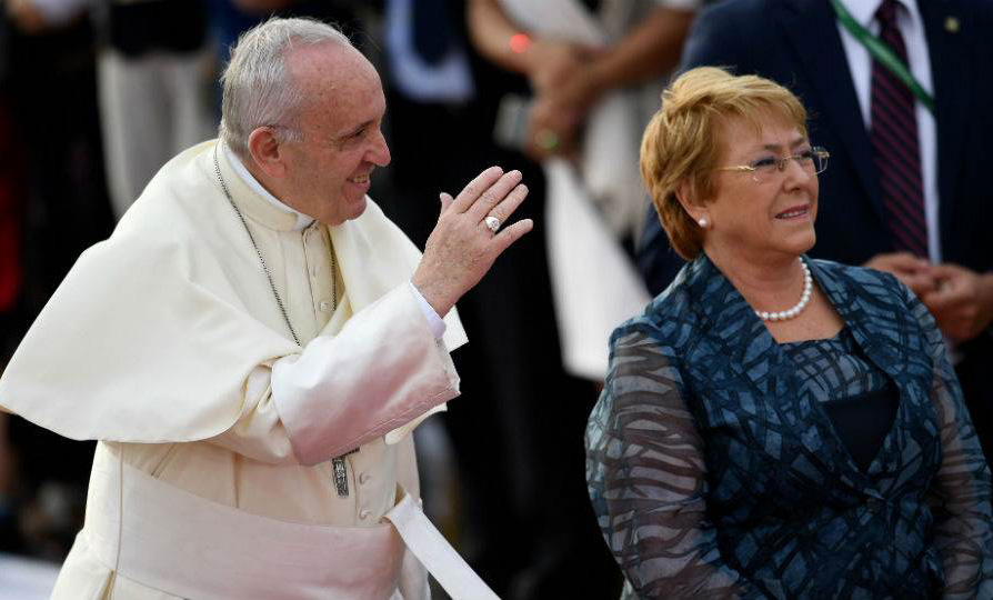 El papa Francisco arribó a Chile y fue recibido por Bachelet