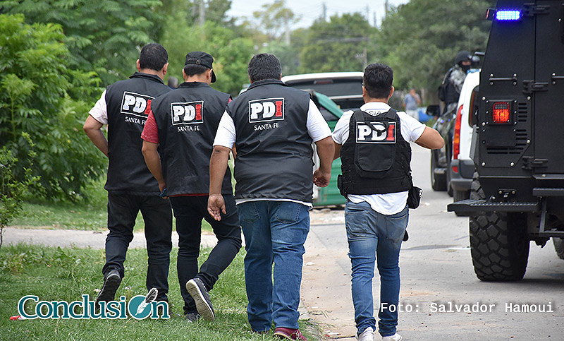 Un auto abandonado, un cuerpo y dos balazos: la escena de un crimen confuso