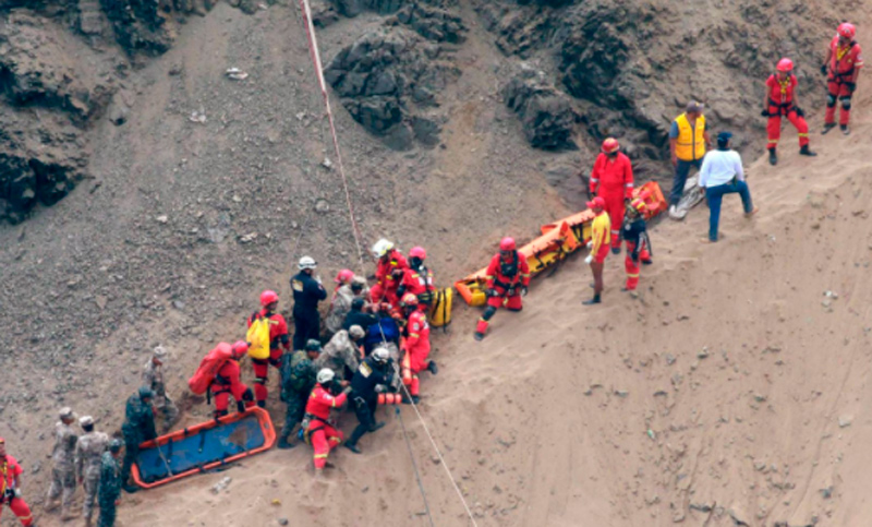 Al menos 36 muertos al caer un autobús por un acantilado en Perú