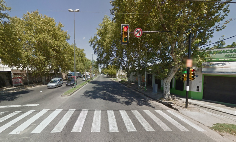 Un motociclista pasó en rojo y embistió a una mujer que iba con sus hijos