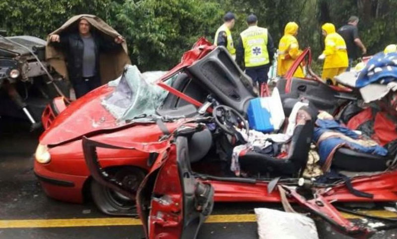 Tres argentinos murieron aplastados por un acoplado en una ruta de Brasil