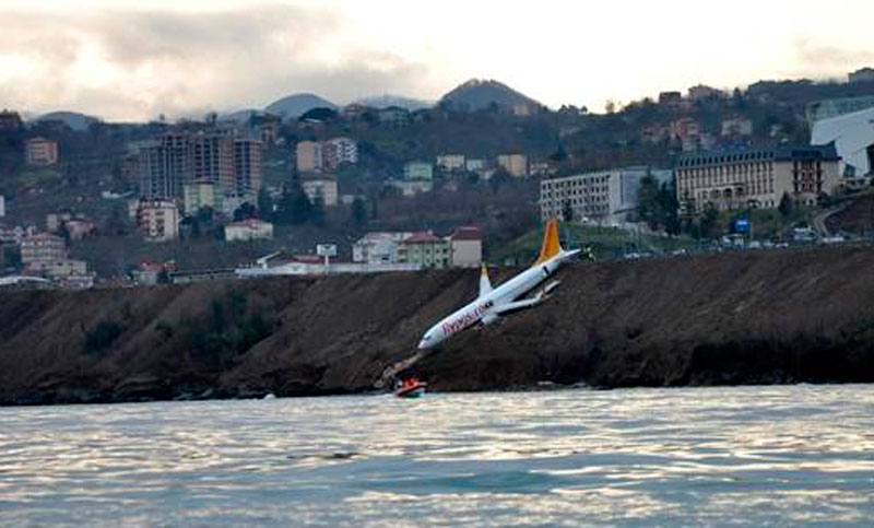Turquía: un avión aterrizó de emergencia y quedó al borde de caer al agua
